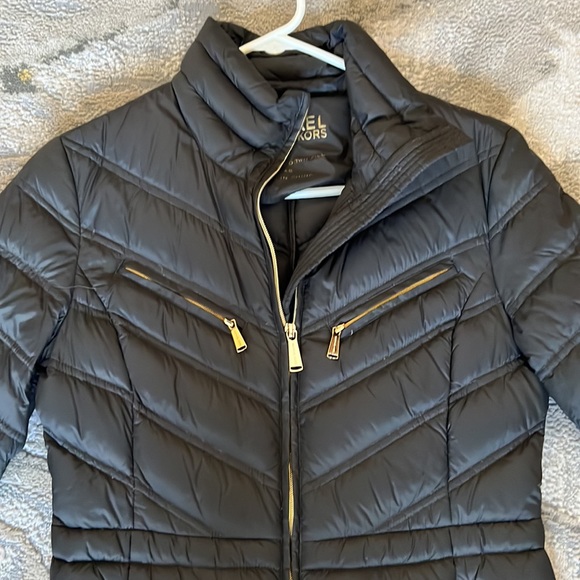 Michael Kors thin puffer jacket great condition practically new - Picture 2 of 4